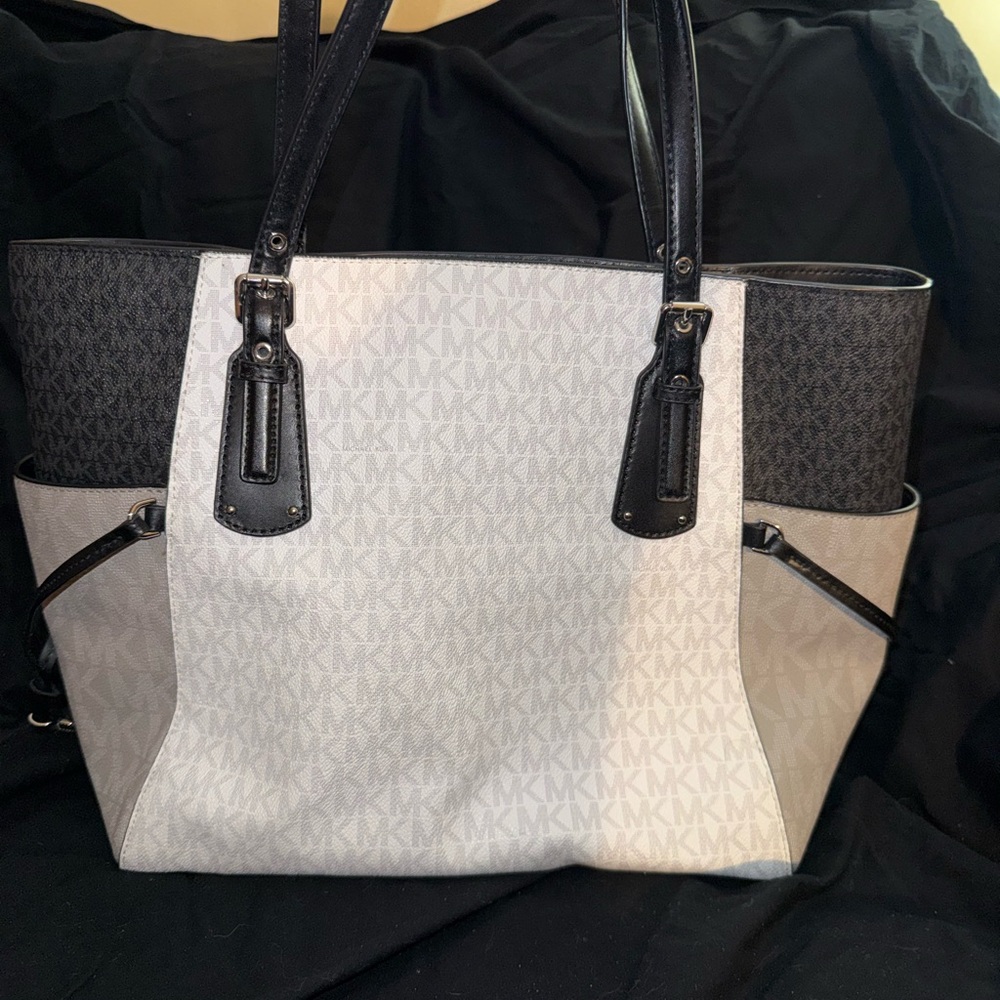 Michael Kors MK Signature Vanilla & Black Tote Bag Shoulder Purse - Picture 2 of 10